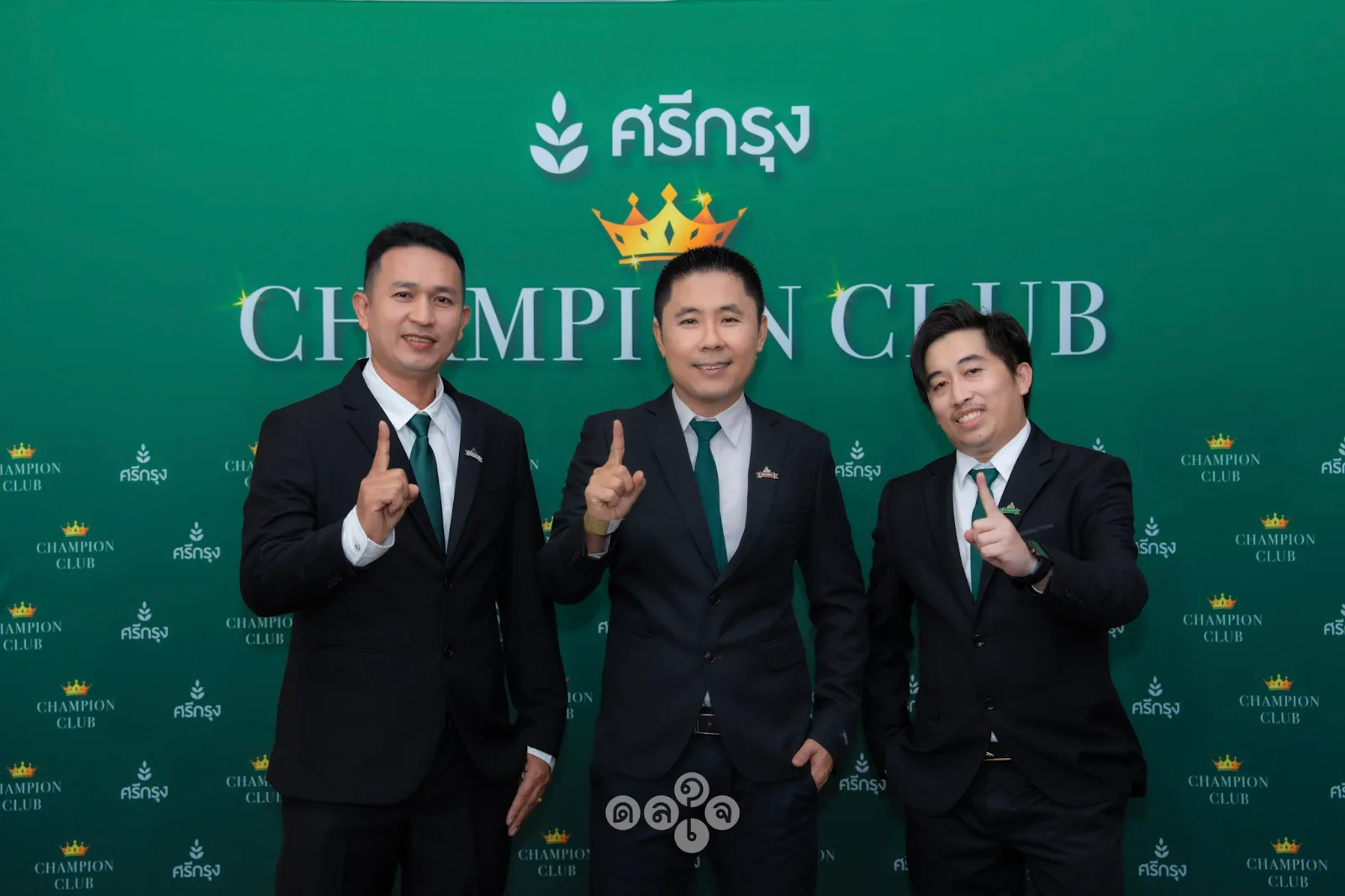 โค้ชและทีมงานบนเวที Champion Club