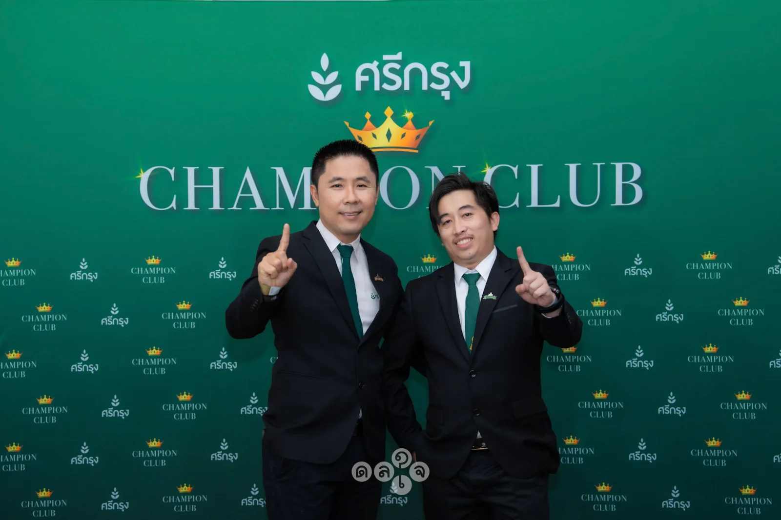 โค้ชปลั๊กและทีมงานในงานประกาศรางวัล